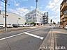 外観：【南側前面道路】幅員約12ｍ前面道路。整備された歩道のある前面道路です。歩行者の方も安全に通行できる道路になっています。