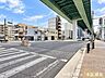外観：【東側前面道路】幅員約29.9ｍ前面道路。前面道路です。歩道も付いているので、歩行者も安全に通行ができます。小さなお子様がいるご家庭も安心ですね。