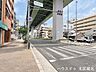 外観：【東側前面道路l】幅員約29.9ｍ前面道路。片側2車線の広い道路が前面にあります。