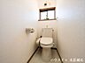 トイレ：白を基調としたシンプルな壁紙のトイレです。小窓の手前には芳香剤を置いたり小物を置くことができますね。