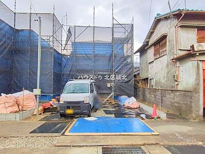 外観：名古屋市北区西味鋺3丁目に5LDKの新築一戸建ての登場です。西味鋺小学校まで徒歩約4分の立地です。コンビニも徒歩圏内で便利です。