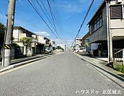 幅員約8ｍの側前面道路です。広々としていて、街並みが開放的で圧迫感がありません。