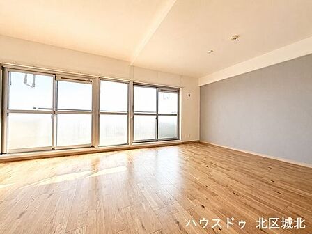 家族でくつろぐスペースは気持ちの良い空間で過ごしたいですよね。南向きの窓から陽射しが入り、採光・通風共に良好です。