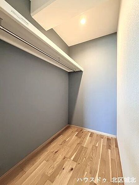 アクセントクロスが施されたウォークインクローゼットで気分も上がりますね。新たに家具を買わなくても良いので、ハンガーパイプ付きのクローゼットは嬉しいですね。