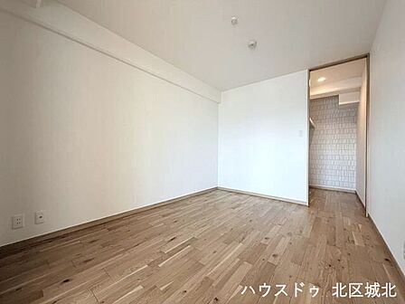 6帖洋室室内は木目の落ち着きの感じられる雰囲気になっています。ウォークインクローゼット付きなので、季節物の整理に便利ですね。