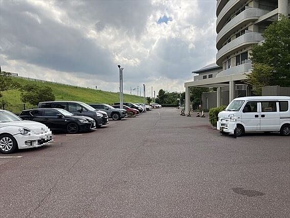 北側平面駐車場...
