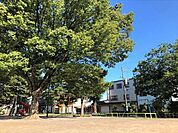 【大杉公園】名鉄瀬戸線尼ケ坂駅から徒歩約5分、ブランコやすべり台などの遊具があり、公衆トイレが設置されています。近くに小学校、お寺があります。 40m