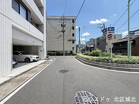 大型車の通行が少ないので、振動や騒音が抑えられます。道幅が広すぎると交通量が増えてしまうのも心配ですので、これぐらいが理想的な道幅なのかもしれませんね。