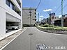 外観：大型車の通行が少ないので、振動や騒音が抑えられます。道幅が広すぎると交通量が増えてしまうのも心配ですので、これぐらいが理想的な道幅なのかもしれませんね。