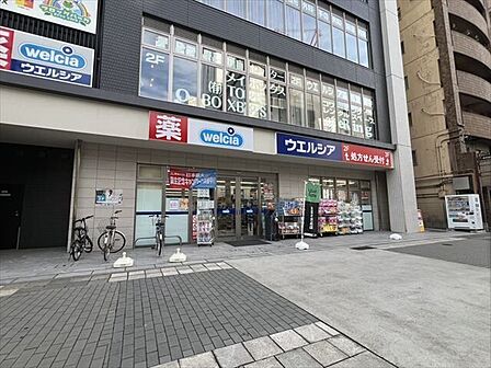 【ウエルシア名古屋丸の内2丁目店】医薬品から日用品・食品まで幅広く揃う便利なドラッグストア。処方箋対応で調剤も可能、ポイントサービスも充実。仕事帰りにも立ち寄りやすく、生活をしっかり支えてくれる安…