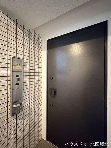 洗練されたデザインが目を惹く、おしゃれな玄関。毎日の帰宅が楽しみになる空間です。