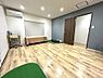 その他：ワークスペースや趣味の部屋としても活用できる、ゆとりのある空間。木目調のフローリングとアクセントクロスが落ち着いた雰囲気を演出します。
