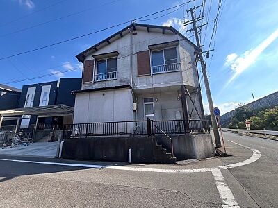 外観:角地に位置し、陽当たりと開放感のある土地です。周辺は閑静な住宅街で、落ち着いた暮らしが叶います。 外観:角地に位置し、陽当たりと開放感のある土地です。周辺は閑静な住宅街で、落ち着いた暮らしが叶います。