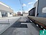 その他：周辺は閑静な住宅街！前面道路広々で車の出し入れも便利です。駐車が苦手な方でも安心して車庫入れできます！