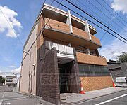 オレンジの外観が可愛らしい物件です。