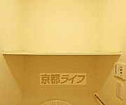 トイレの上にも棚有