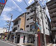 細長いマンションです。