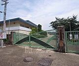 常磐野小学校まで156m 京福北野線常盤駅の北西にあり、丸太町通り沿いにあるマクドナルドの北側にあります