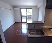 カウンターキッチンからは部屋全体を見渡せます・