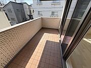 軒の長いバルコニー