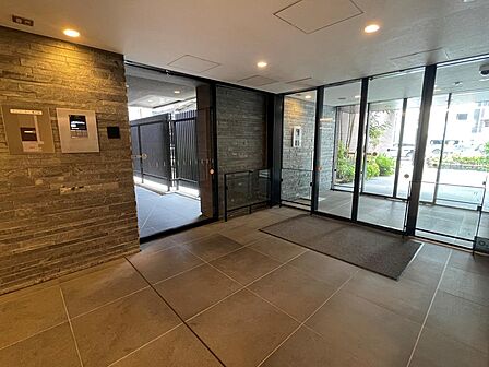 エレベーターホールには2基のエレベーターを設置、住戸まで段階的に守るダブルオートロックシステムを採用