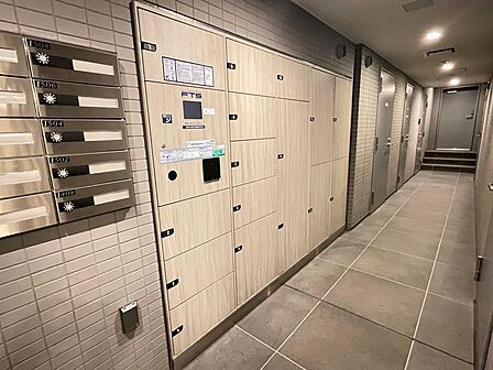 居住者が不在のときでも荷物を簡単に受け取ることが可能な宅配ボックス付