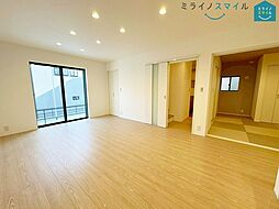 平洲小学校東海市荒尾町18期　全5棟　2号棟 5LDKのリビング/ダイニング