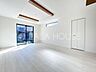 リビング/ダイニング：陽当り良好。日差しの差し込む明るい部屋は光熱費も節約できます。
