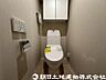トイレ：洗浄機能付き便座を標準装備。冬の寒い時期には暖房機能も活躍。快適にご利用いただけます。