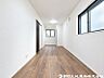 室内：【洋室】落ち着きある雰囲気の洋室は、ゆったりとくつろげる住空間。収納もしっかり備え、室内をすっきり保てます。