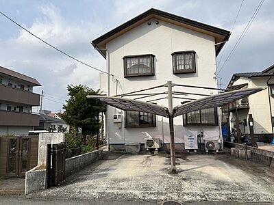 外観:外壁と屋根は10年ほど前にリフォーム済。 外観:外壁と屋根は10年ほど前にリフォーム済。