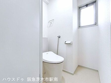 トイレに小窓あります。