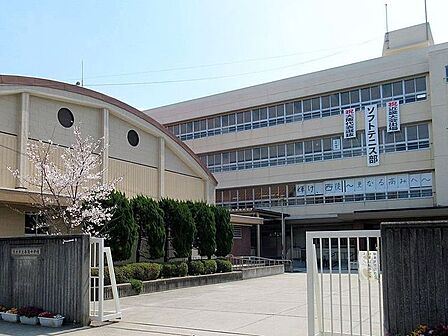 茨木市立西陵中学校 970m