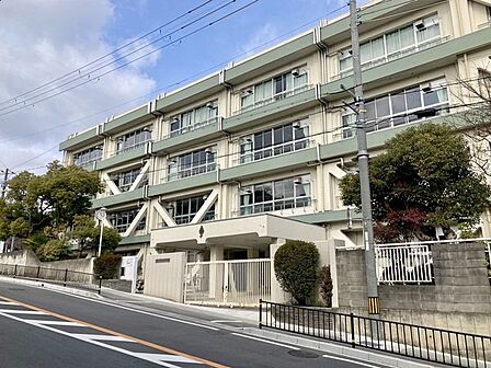 茨木市立西中学校 560m