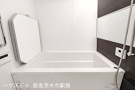 ゆったりくつろげる浴室。清潔感のある明るい空間で毎日の疲れを癒す快適なバスタイムをお楽しみいただけます