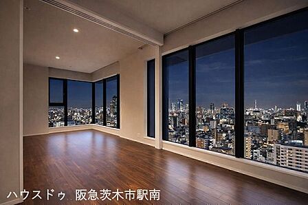 大きな窓から広がる夜景が魅力の贅沢で開放感ある住空間です