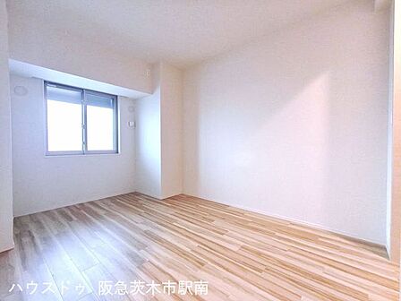 洋室6.7帖のお部屋、ウォークインクローゼットがあります