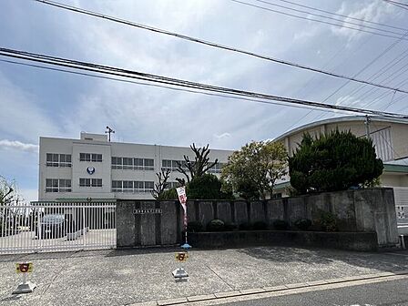 白川小学校 610m