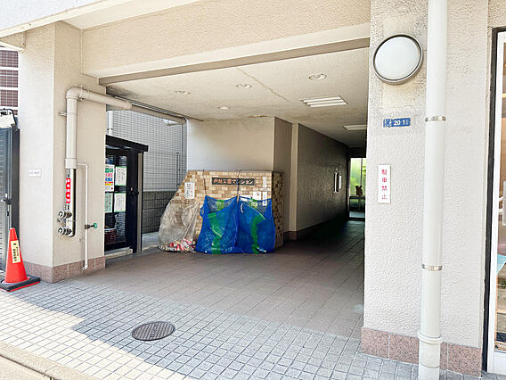 駐車場は空無で...