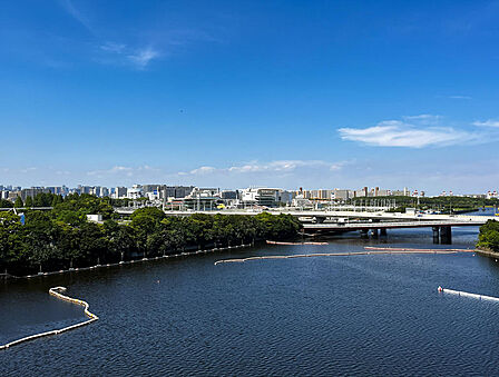 バルコニーからは勝島南運河やしながわ水族館を望める開放的な眺望。水辺ならではの爽やかな風が吹き抜け、夏も心地よく過ごせます。