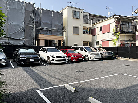 ゆとりある敷地内駐車場を完備。駐車しやすい設計で、お車の出し入れもスムーズ。毎日のカーライフを快適にサポートします。