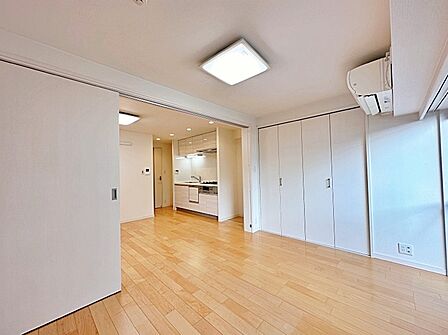 ベッドを置いてもゆとりを確保しやすい約6.0帖。クローゼットも備え、主寝室として使いやすいお部屋です。
