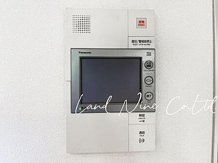 【TVモニター付きインターフォン】 ◆玄関のドアを開けることなく来客の顔や声を確認できる、防犯性の高い設備です。