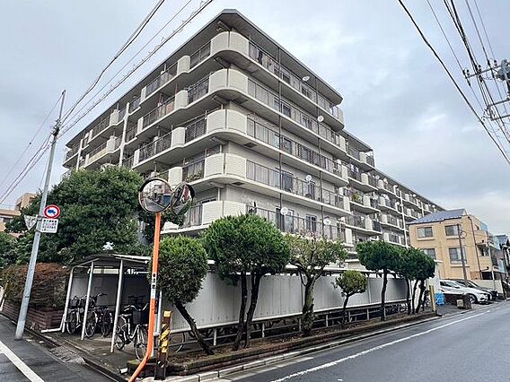 外壁が周囲の街...