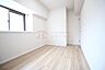 子供部屋：リビング横の5.3帖の洋室です