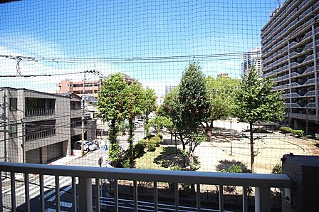 バルコニーから公園を眺められる立地