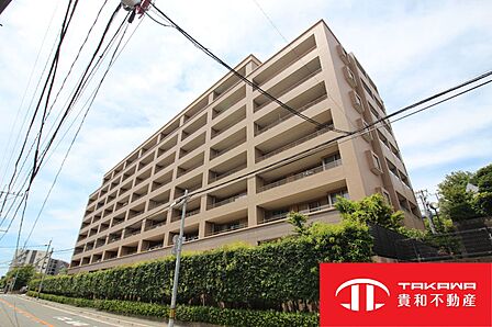 落ち着いた色調のタイル貼りが映える、重厚感と気品のあるマンション外観