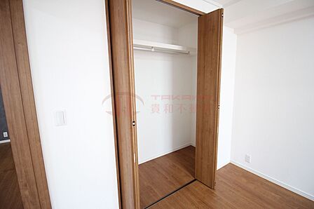 服や荷物をしっかり整理できる棚付きクローゼット
