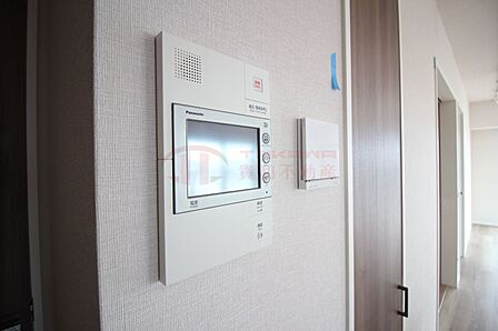 訪問者を一目で確認できる安心のTVモニター付きインターホン