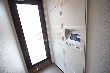 不在時の荷物受取もスムーズなタッチパネル式宅配ボックス